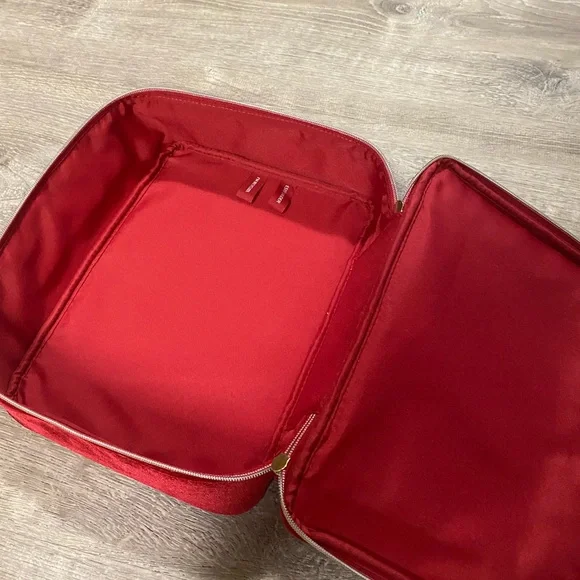 Estée Lauder Red Velvet Train Case 2023 | Makeup Bag Travel Organizer - Picture 5 of 7